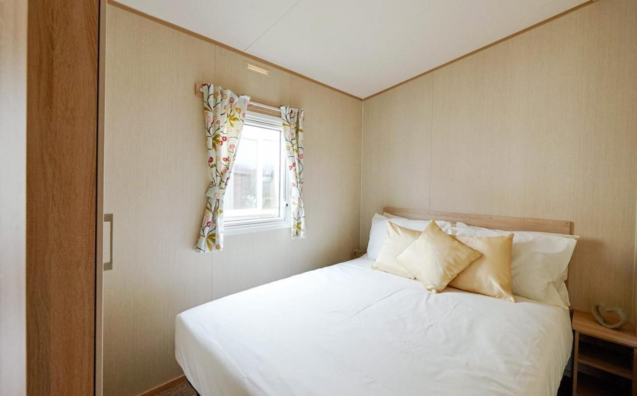 Whitecliff Bay Holiday Park Бембридж Экстерьер фото